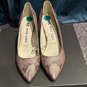 Anne Klein beige Snake-Embossed gold shimmer Pointed Pumps